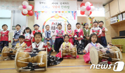 재롱잔치 선보이는 아이들 