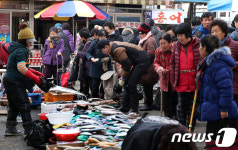 설 앞두고 북적이는 전통시장 