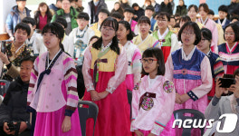 졸업가 제창하는 재동초 졸업생들