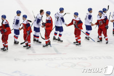 체코 선수들과 인사 나누는 아이스하키 대표팀