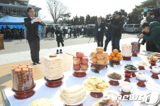 망향경모제 참석한 조명균 장관