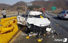 괴산 문광서 승용차 중앙분리대 충돌…3명 부상