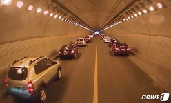 괴산 문광서 승용차 중앙분리대 충돌…3명 부상(종합)