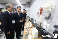 3D 프린터 제품 살펴보는 김상곤 부총리