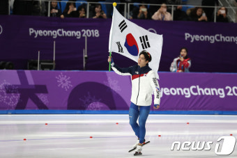 차민규, 은메달 따고 태극기 세리머니