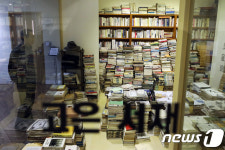 성추행 의혹 고은 시인 전시공간 어쩌나...