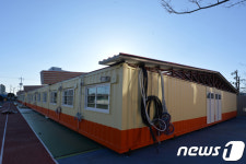 지진으로 폐쇄됐던 포항 흥해초교에 컨테이너 교실
