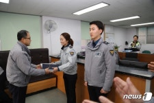 노원서 경찰관들, 설연휴 차에 번개탄 피운 시민 2명 구조