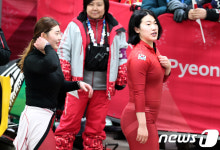 경기장 나서는 김유란-김민성