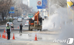 서현역 온수 배관 파열 사고, 도로 통제하는 경찰