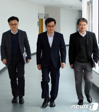 기자실 향하는 김동연 부총리 'GM공장 폐쇄, 정부 방침 밝힐까?'