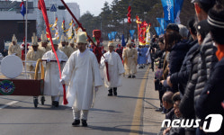 어가행렬 바라보는 강릉 시민
