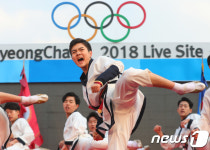 DMZ세계평화자원봉사단의 전통공연
