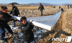 속초 쌍천에 비닐 깔아 가뭄 극복