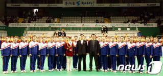 [올림픽] 통일되는 날 다시 만납시다…北응원단 원주서 마지막 공연