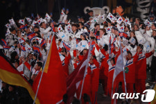 나란히 폐회식 들어서는 남과 북