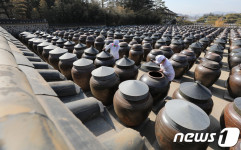 정성껏 장독대 관리해요