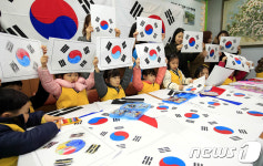 어린이집 원생들 우리가 태극기 그렸어요