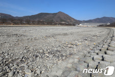 말라버린 청도 동창천 강줄기