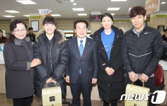 쇼트트랙 심석희, 여권 발급 위해 진천군청 깜짝방문