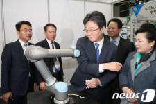 기업애로해결 박람회 현장 찾은 유승민 대표