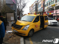 태권도장 승합차 전신주 들이받아 6명 다쳐