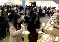 [르포]올해 GS25 매장 채울 신상품전시회 가보니…소포장·저열량 대세