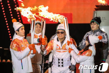 기념촬영하는 성화 봉송 주자들