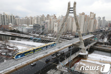 다리 건너는 대구도시철도 3호선 열차
