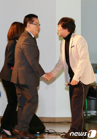 양정철, 세번째 북콘서트 개최…박지원 참석 눈길
