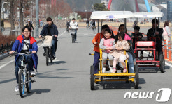 자전거 타며 봄기운 만끽