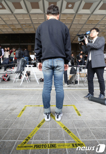 MB검찰 출석 앞두고 포토라인 점검하는 취재진
