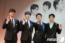 손 흔드는 크로스오버 4중창단 포레스텔라