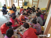 어르신들 한 끼 줍쇼… 광양시 태인동, 경로당·경모정 방문