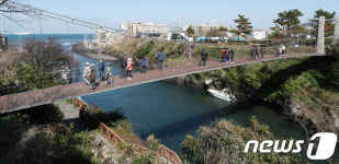 봄바람 느끼는 제주 관광객