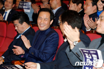 우원식 원내대표와 대화하는 우상호 의원