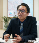 인터뷰하는 송호섭 강원인권사무소장