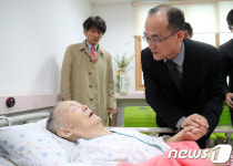 고 박종철 열사 부친 박정기 씨 만난 문무일 검찰총장