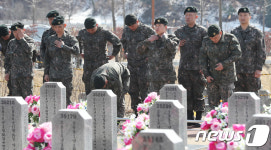 천안함 묘역 참배 앞두고 옷 가다듬는 장병들 경건한 마음으로