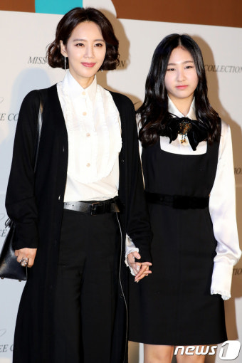 오현경, 예쁜 딸과 함께 패션위크 나들이~