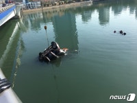 부산서 스파크, SM7과 충돌후 다리 뚫고 수영강 추락