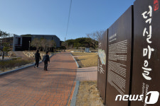 썰렁한 이 전 대통령 고향 마을 기념관 