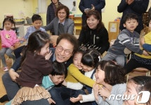 더불어키움 영천유치원 원아들과 웃고 있는 조희연 교육감