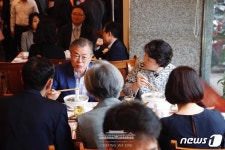 文대통령, 하노이서 쌀국수 아침…식당서 젓가락 선물받아(종합)