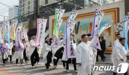 태극기 흔들며 걷는 구포만세길