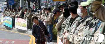 STX조선해양 사측 규탄 시위 바라보는 시민
