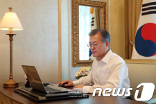 문 대통령, UAE 순방중 개헌안 발의 전자결재