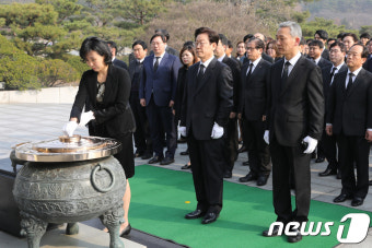 현충탑 참배하는 이재명 경기도지사 예비후보자 부인 김혜경 여사