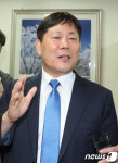 취재진 질의에 답변하는 김정규 타이어뱅크 회장