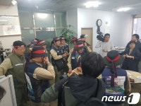 STX조선 노조, 더불어민주당 경남도당 당사 기습 점거